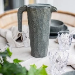 Koziol Krug Club Pitcher II - Superglas / Fichte - Dunkelgrau -Kannen & Krüge Verkaufsgeschäft 1000311391 211126 10373400254 MOOD DETAILS P000000001000311391 mood