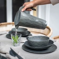 Koziol Krug Club Pitcher II - Superglas / Fichte - Dunkelgrau -Kannen & Krüge Verkaufsgeschäft 1000311391 211126 10373400256 MOOD DETAILS P000000001000311391 mood