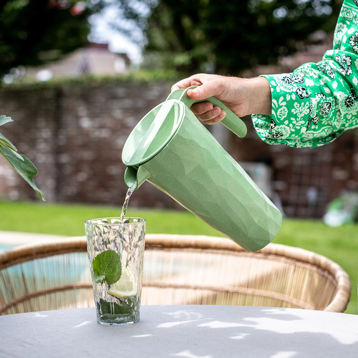 Koziol Krug Club Pitcher II - Superglas / Fichte - Dunkelgrün 2 Koziol Krug Club Pitcher II - Superglas / Fichte - Dunkelgrün – Bild 2