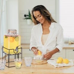 Relaxdays Getränkespender Set mit Gläsern -Kannen & Krüge Verkaufsgeschäft 499c1f55a8474eee969ad2766395315a